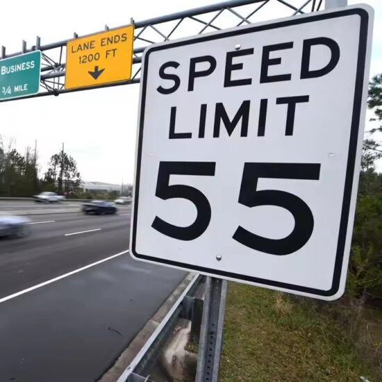 Custom Waterproof Anti-Stain Speed Limit Warning Sign for Road Use