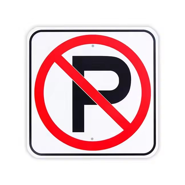 Custom Reflective Aluminum No Parking Traffic Sign Installed Outdoors